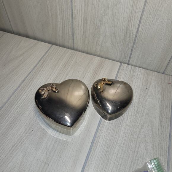 Lot Of 2 Vintage Silver Plated Heart Shaped Felt Lined Trinket Boxes With Bows - Picture 6 of 8